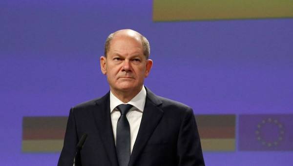 Ο Σολτς διαψεύδει: Δεν υπάρχει συμφωνία για πληρωμές σε ρούβλια