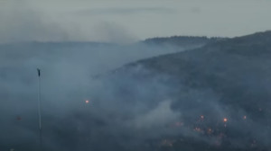 Μαίνεται η φωτιά στον Ασπρόπυργο- Επιχειρούν τα εναέρια μέσα