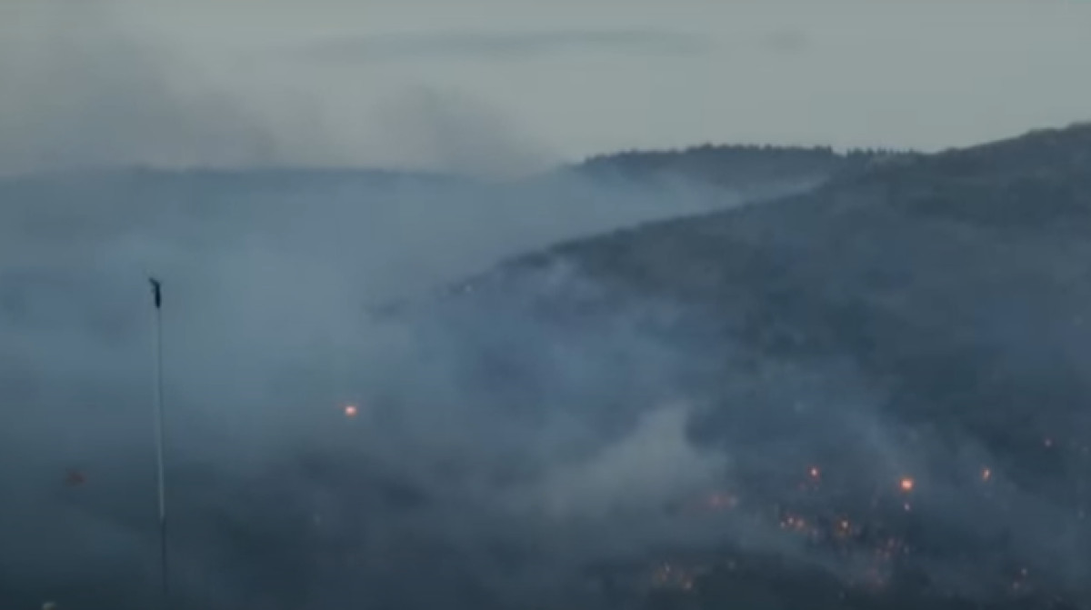 Μαίνεται η φωτιά στον Ασπρόπυργο- Επιχειρούν τα εναέρια μέσα