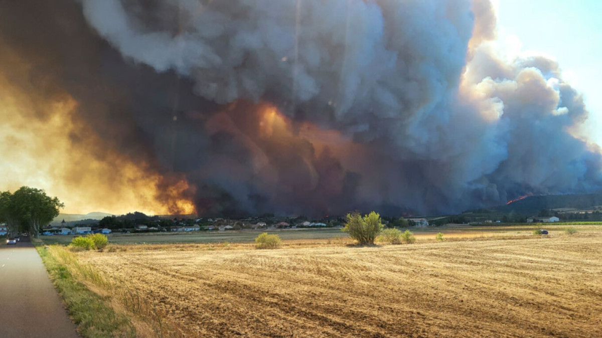 Πύρινη κόλαση η Νότια Γαλλία – Τουλάχιστον ένας νεκρός