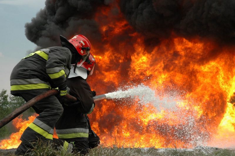 Σε εξέλιξη πυρκαγιά στο Κορωπί - εκτός κινδύνου οι κατοικίες