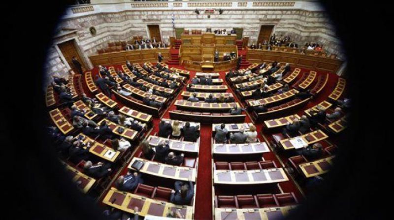 Μετά τις διευκρινίσεις Στουρνάρα υπερψηφίστηκε η διάταξη για τη μη επιβολή κυρώσεων σε εταιρείες πετρελαιοειδών που δεν τηρούν αποθέματα έκτακτης ανάγκης
