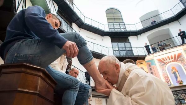 Ο πάπας έπλυνε και φίλησε τα πόδια 12 φυλακισμένων