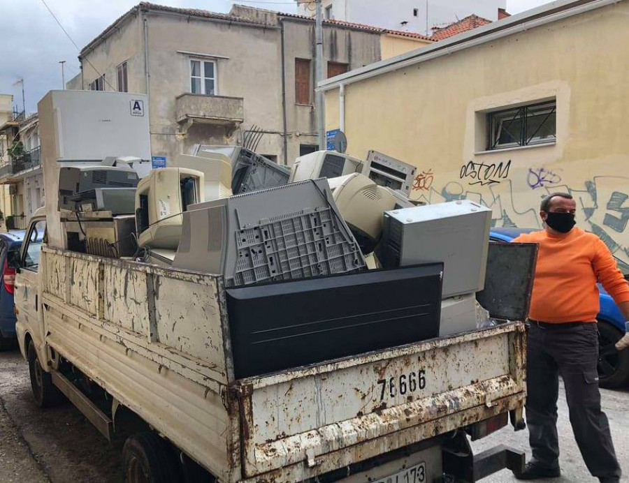 Συγκέντρωση δύο τόνων ηλεκτρονικών αποβλήτων από τον Δήμο Χανίων