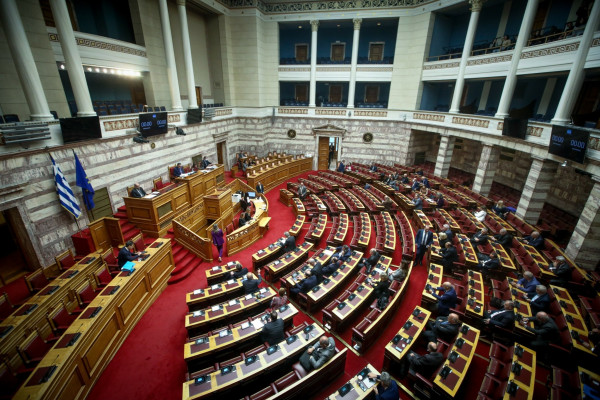 Συνταγματική Αναθεώρηση: Στην επόμενη Βουλή το «μπαλάκι» – Καμία διάταξη δεν συγκέντρωσε 180 ψήφους