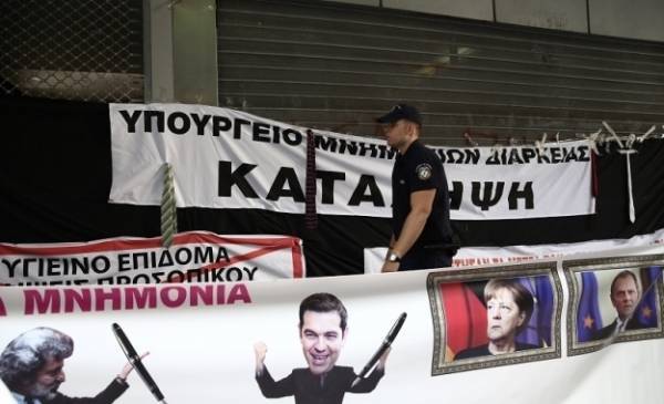 Ένταση στο υπουργείο Υγείας κατά την πορεία της ΠΟΕΔΗΝ