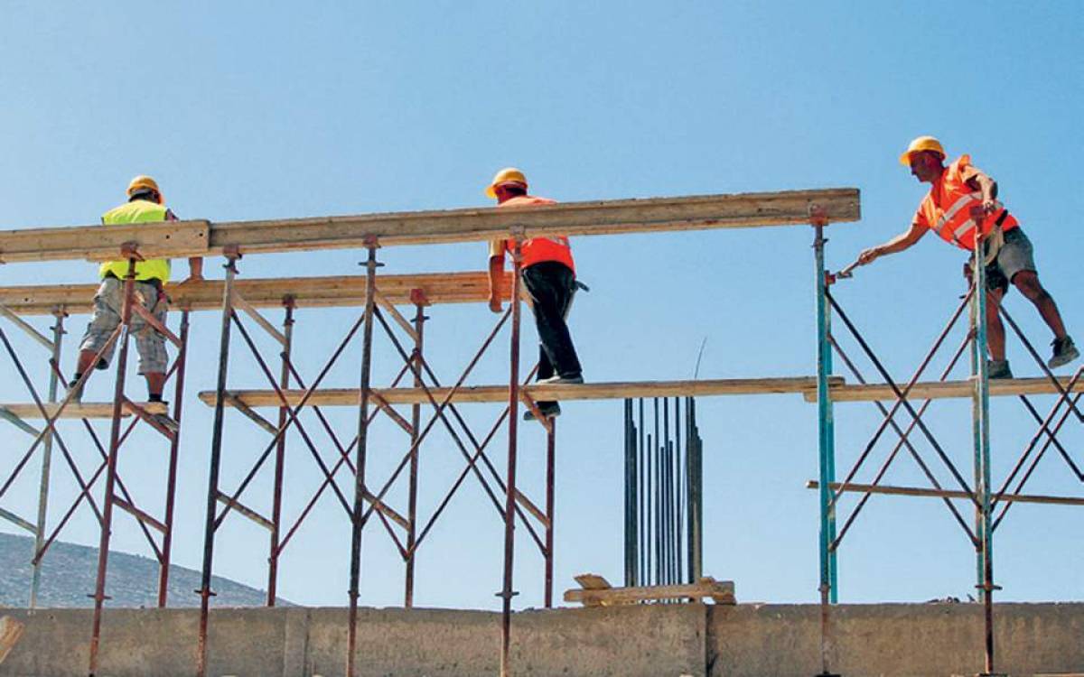 e-ΕΦΚΑ: Πότε καταβάλλεται το αδειοδωρόσημο Πάσχα σε εργατοτεχνίτες οικοδόμους