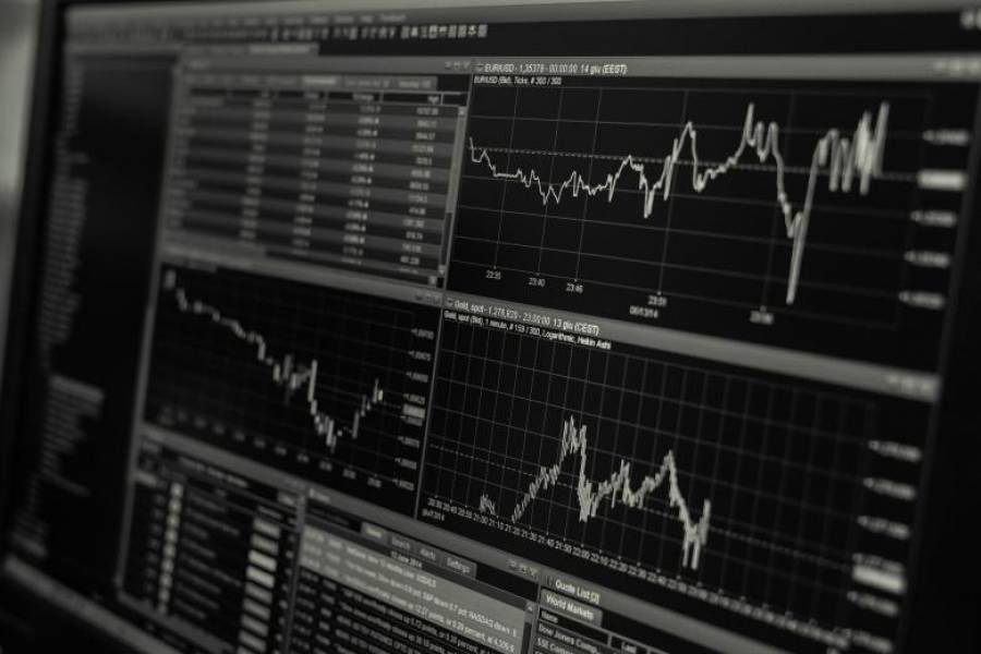 Χ.Α.: Αυξημένα αντανακλαστικά με το βλέμμα στραμμένο στο εξωτερικό