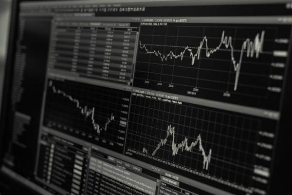 Χ.Α.: Αυξημένα αντανακλαστικά με το βλέμμα στραμμένο στο εξωτερικό
