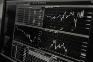 Χ.Α.: Αυξημένα αντανακλαστικά με το βλέμμα στραμμένο στο εξωτερικό