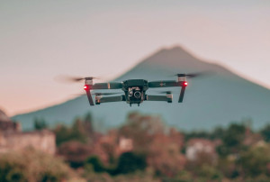 Γερμανία: Επένδυση €10 δισ. σε drones και στήριξη της ευρωπαϊκής αεράμυνας