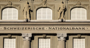SNB: Μείωσε το επιτόκιο αλλά προειδοποιεί για αβεβαιότητα στην ανάπτυξη