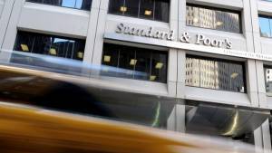 Η S&P «βλέπει» αναβάθμιση της ελληνικής οικονομίας τον Απρίλιο