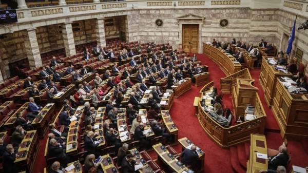 Πρέσπες: Στην Ολομέλεια με «ανοιχτό το παράθυρο» για πρόταση μομφής