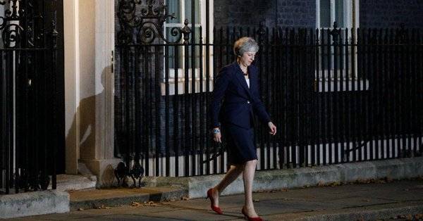 Η Μέι διόρισε νέο υπουργό Brexit, εν αναμονή πρότασης μομφής