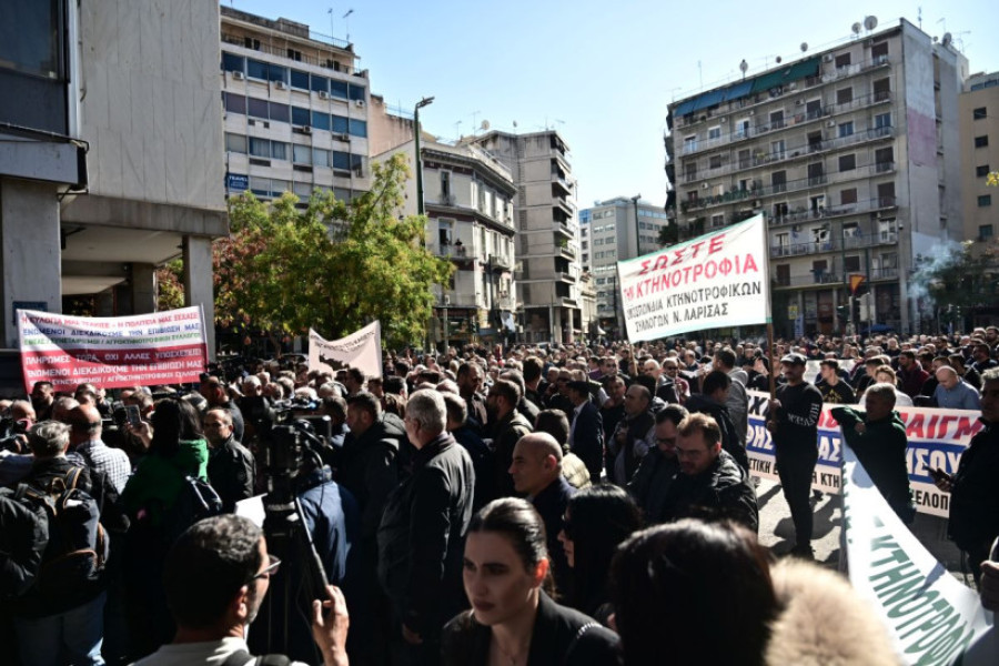 Αγρότες: Ολοκληρώθηκε το συλλαλητήριο - Κατέθεσαν τα αιτήματα στον Τσιάρα πριν τη συνάντηση με Χατζηδάκη