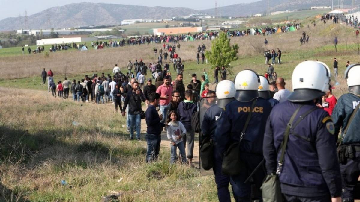 Εντάσεις μεταξύ προσφύγων και ΜΑΤ στα Διαβατά