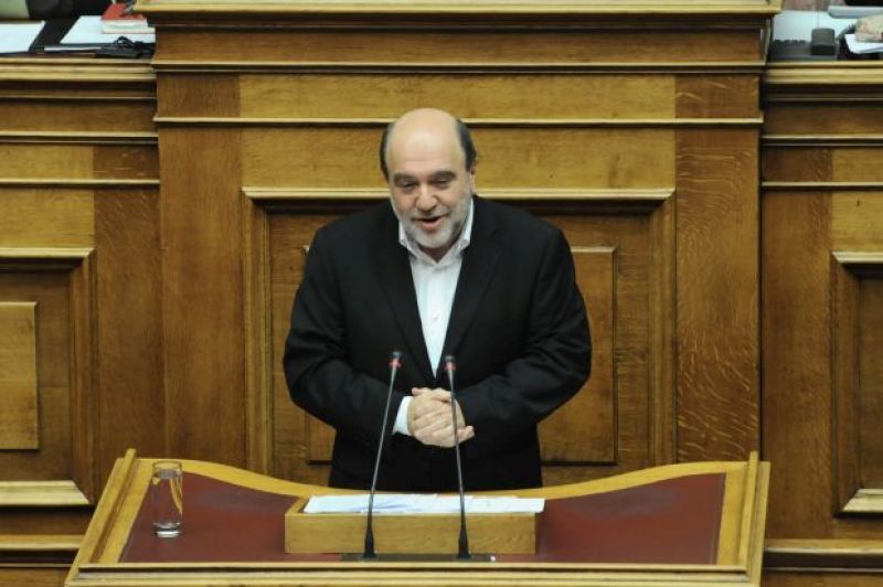 Αλεξιάδης: Εξετάζεται επιπλέον φόρος στη βενζίνη για τα τέλη κυκλοφορίας