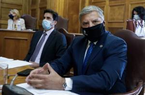 Γεωργιάδης, Πατούλης, Χατζηθεοδοσίου, θα μοιράσουν μάσκες στην Ερμού