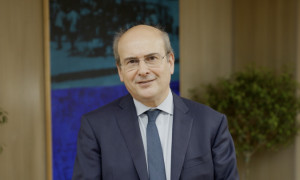 Εισφορά αλληλεγγύης 33% στα υπερκέρδη διυλιστηρίων- Μειωμένος ΦΠΑ σε ταξί-καφέ