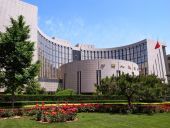 Αιφνιδίασε τις αγορές η κεντρική τράπεζα της Κίνας μειώνοντας τα επιτόκια