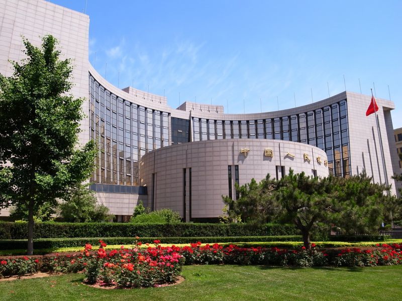 Αιφνιδίασε τις αγορές η κεντρική τράπεζα της Κίνας μειώνοντας τα επιτόκια