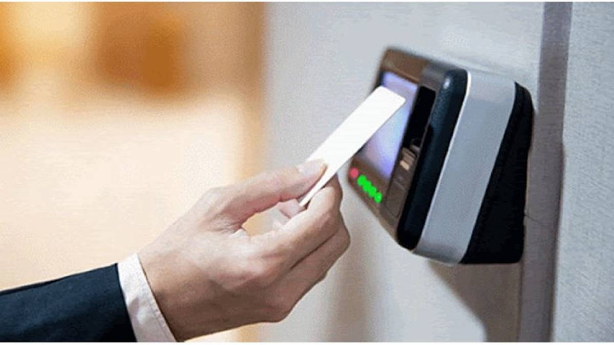 Ξεκίνησε διαβούλευση με στελέχη τραπεζών για την Ψηφιακή Κάρτα Εργασίας
