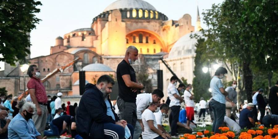 Δεν άντεξε ο Ερντογάν, αποκοιμήθηκε στην Αγία Σοφία