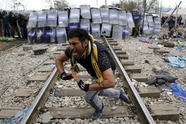 Ένταση στην Ειδομένη-Πρόσφυγες γκρέμισαν τον φράχτη