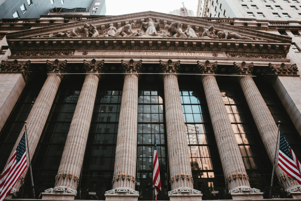 Πιέσεις στη Wall Street με φόντο το πετρέλαιο, τα ομόλογα και τη Μέση Ανατολή