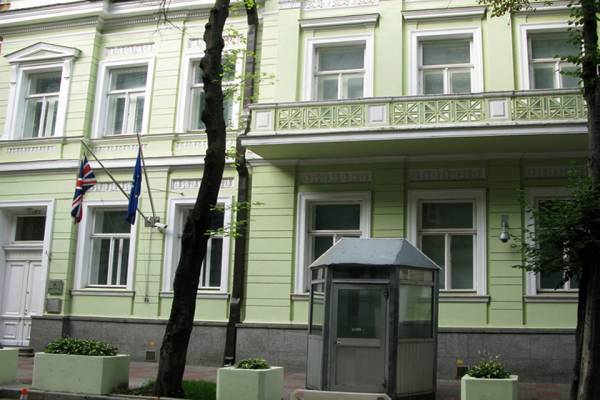 Η Βρετανία αποσύρει διπλωμάτες της από την Ουκρανία