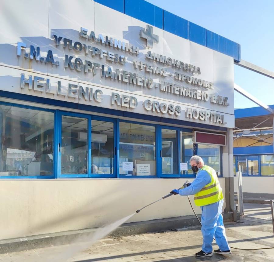 Συνεργεία του Δήμου Αθηναίων απολυμαίνουν τις εισόδους νοσοκομείων
