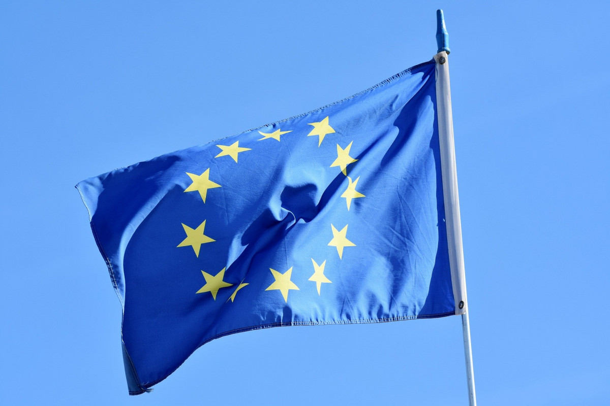 Ευρωβαρόμετρο: Οι Ευρωπαίοι υποστηρίζουν τη συνεργασία για μείωση της φτώχειας