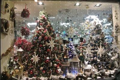 Ανοίγουν τα καταστήματα με τα χριστουγεννιάτικα είδη