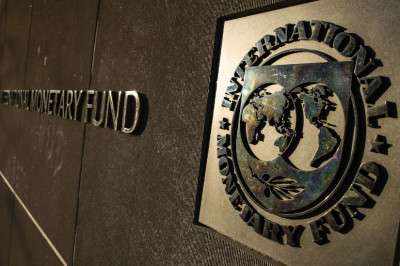 Πρωτογενή πλεονάσματα- μείωση χρέους «βλέπει» το ΔΝΤ για την Ελλάδα