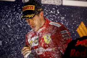 Γκραν Πρι Σιγκαπούρης: Νίκη Ferrari, καθοριστικός ο ρόλος του αυτοκινήτου ασφαλείας