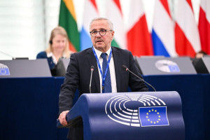 Μανιάτης: Ζητά από την Ευρωπαϊκή Επιτροπή νομική θωράκιση για τη Γαλάζια Σημαία