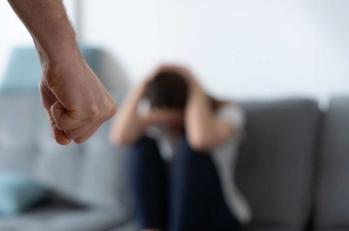 Ενδοοικογενειακή βία: Κανόνας η προσωρινή κράτηση και «βραχιολάκι»-Τα νέα μέτρα