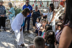 Σε σχολεία της Χάλκης η Σακελλαροπούλου: Καμαρώνω τα επιτεύγματά σας