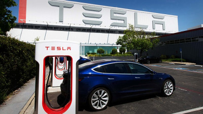 Tesla: «Κατρακύλησε» η μετοχή μετά την υποβάθμιση απ’την Goldman Sachs