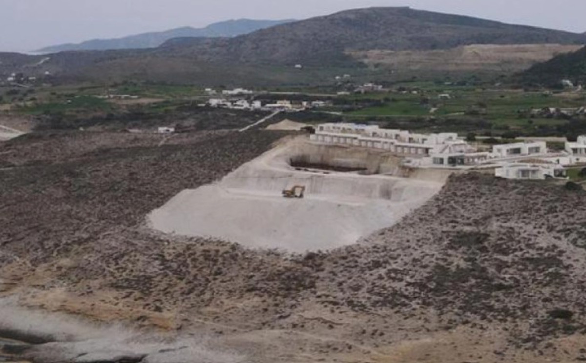 ΥΠΕΝ: Βάζει «φρένο» στην επέκταση του ξενοδοχείου στη Μήλο - Στο μικροσκόπιο πολεοδομικές παραλείψεις