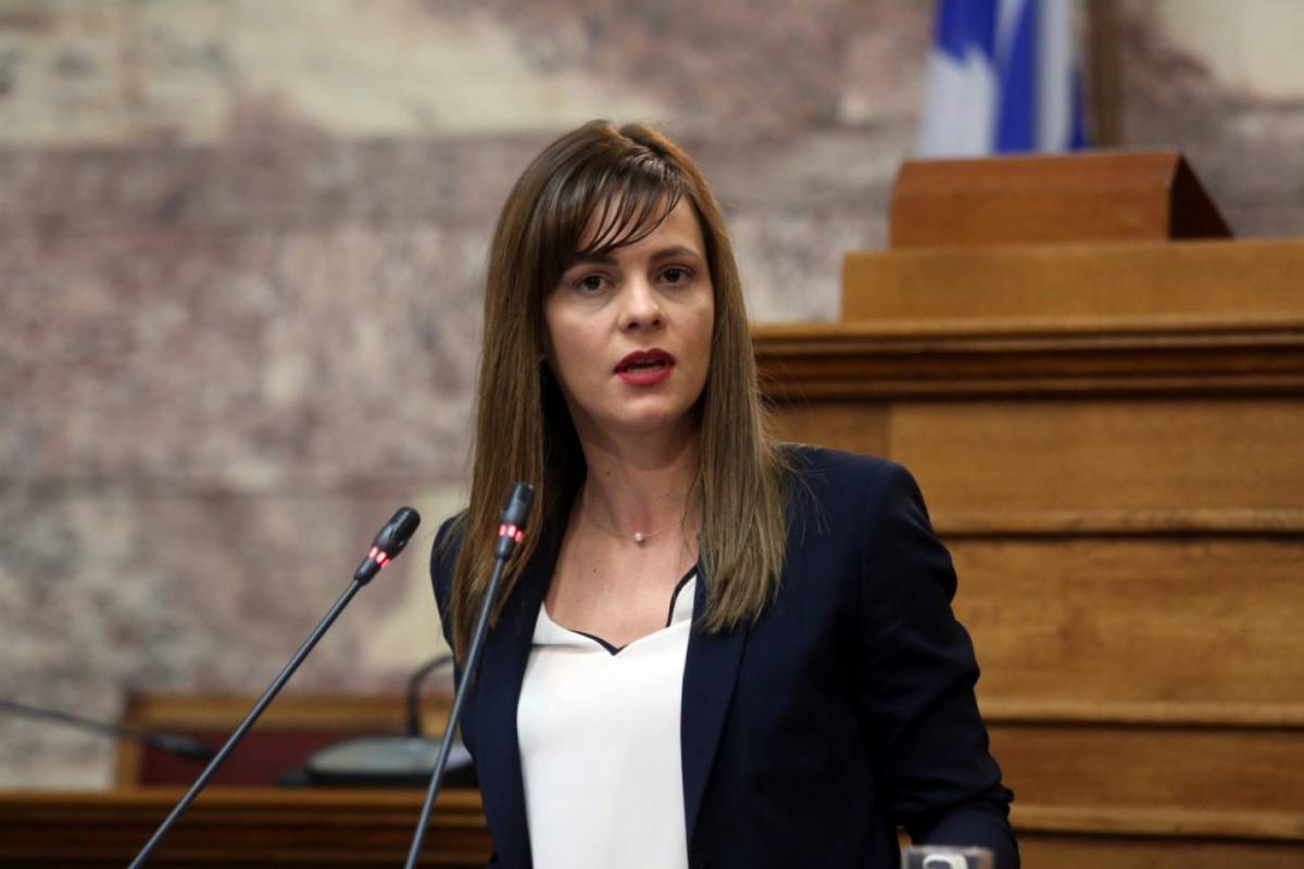 Αχτσιόγλου για Μητσοτάκη: Διαφημιστής των ιδιωτικών ασφαλιστικών εταιρειών