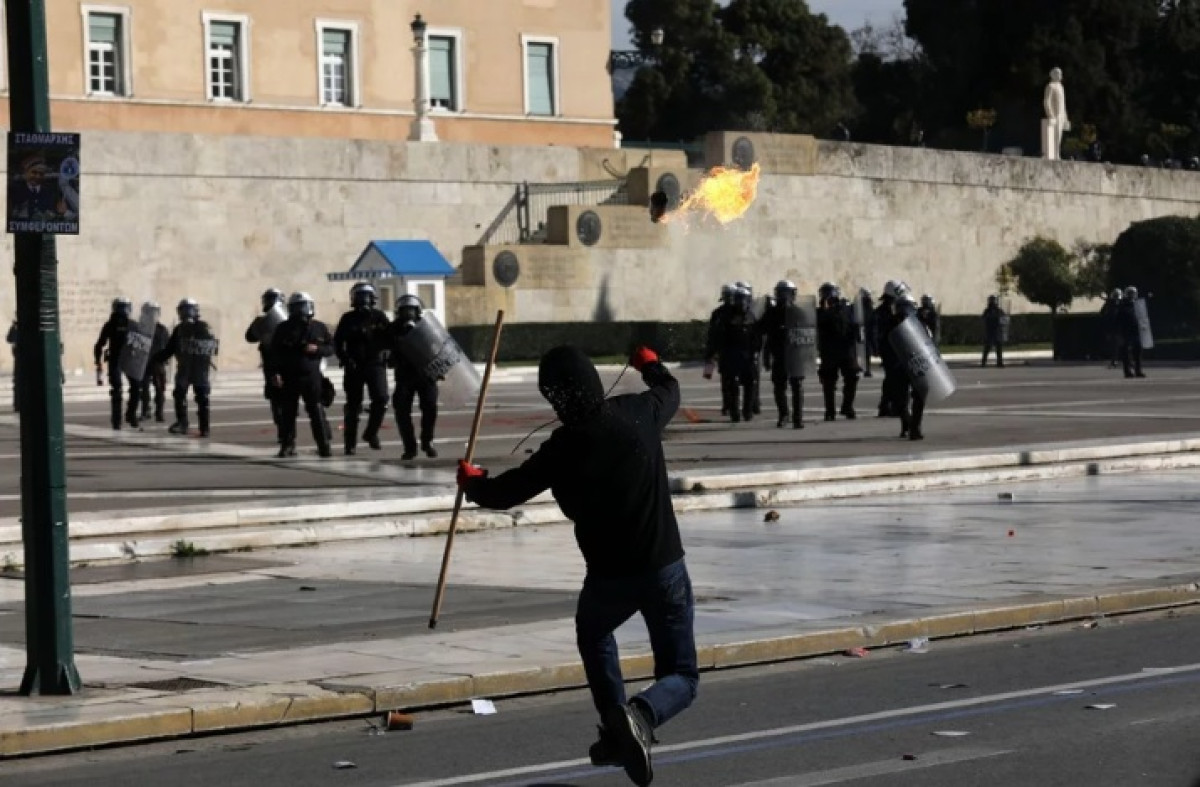 Επεισόδια στην πορεία για τα Τέμπη στο κέντρο-Μολότοφ και καταστροφές