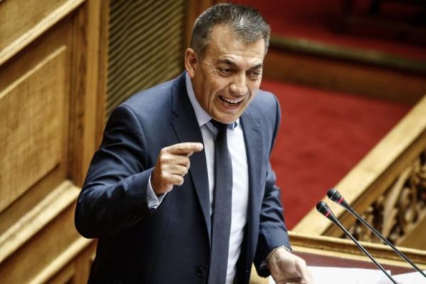 Κατηγορούν τον Κουβέλη για «πληρωμένο πολιτικό συμβόλαιο»