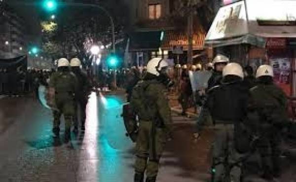 Μολότοφ κατά διμοιριών των ΜΑT στη Θεσσαλονίκη