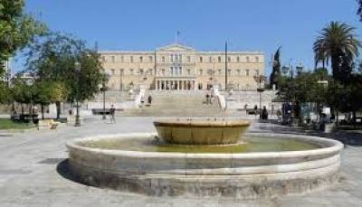 Δήμος Αθηναίων: Επιχείρηση καθαριότητας της πλατείας Συντάγματος