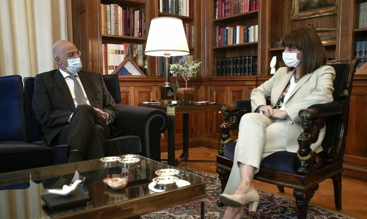 Δένδιας σε Σακελλαροπούλου: Η προκλητικότητα της Τουρκίας προσεγγίζει σημεία παραλογισμού