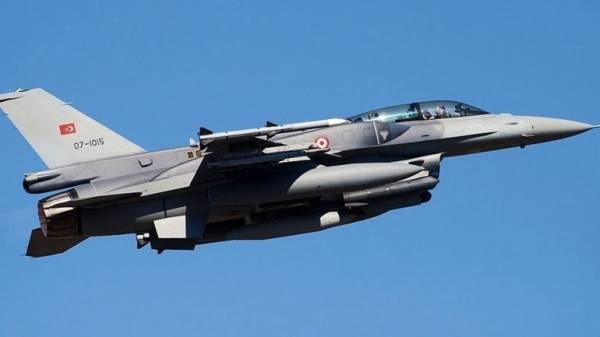 Τουρκικά F-16 παρενόχλησαν το ελικόπτερο που μετέφερε τον αρχηγό ΓΕΣ