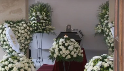 Πλήθος κόσμου στην κηδεία της Μάρθας Καραγιάννη (videos)