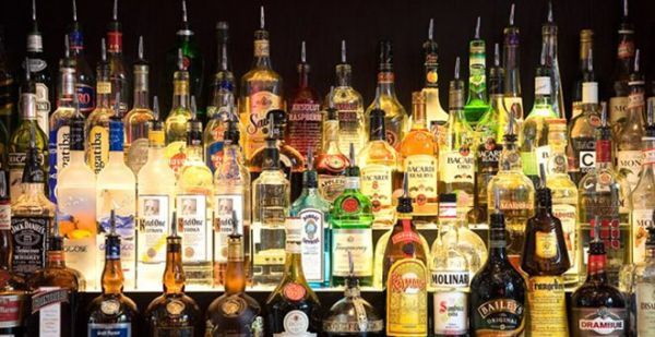 ΙΟΒΕ: Ύφεση, ειδικοί φόροι και ΦΠΑ &quot;αδειάζουν το ποτήρι&quot; του κλάδου Αλκοολούχων Ποτών